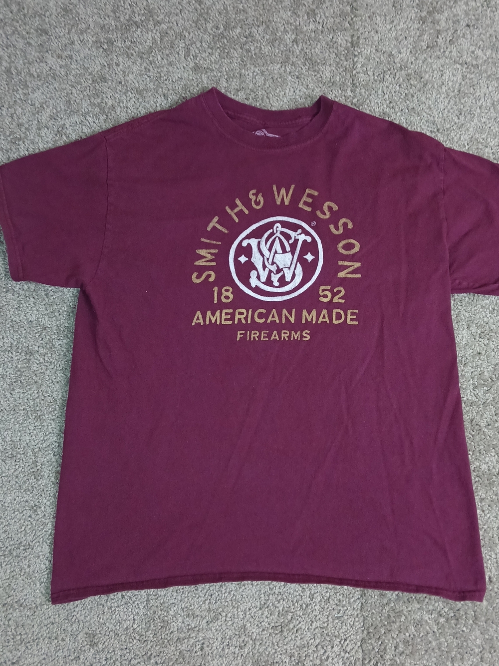Smith‎ & Wesson Men's Short Sleeve Tee T-Shirt in Burgundy - Size Large